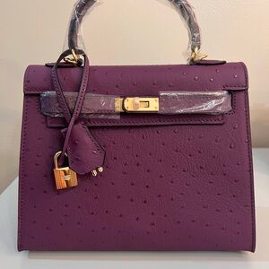 Ostrich embossed Genuine Leather 25cm
handbag with Gold Hardware.